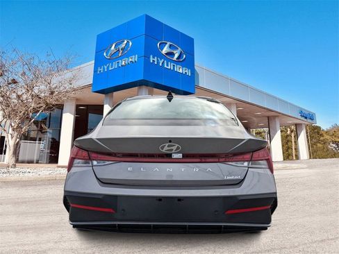 New 2025 Hyundai Elantra Limited FWD image 4