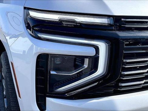 Used 2025 Chevrolet Suburban High Country image 32