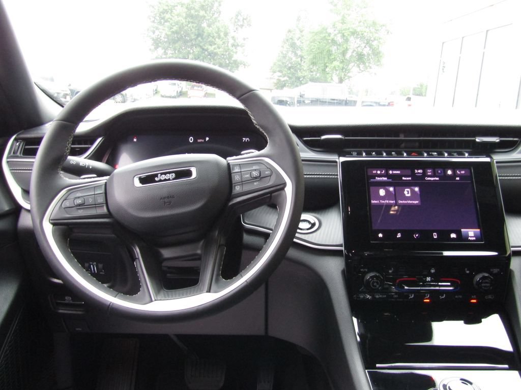 Used 2025 Jeep Grand Cherokee Altitude AWD/4WD image 5