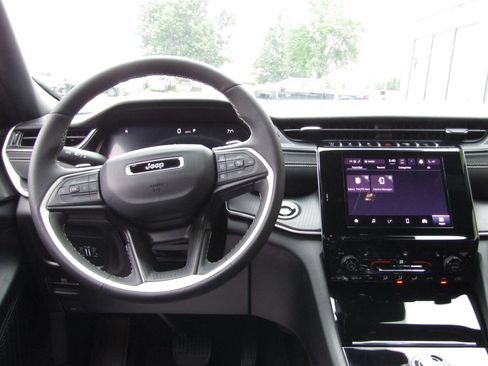 Used 2025 Jeep Grand Cherokee Altitude AWD/4WD image 5