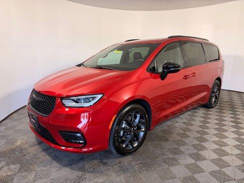 Used 2025 Chrysler Pacifica Limited image 6