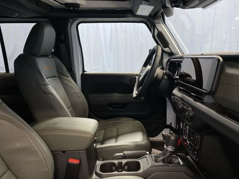 Certified 2025 Jeep Gladiator Mojave image 44