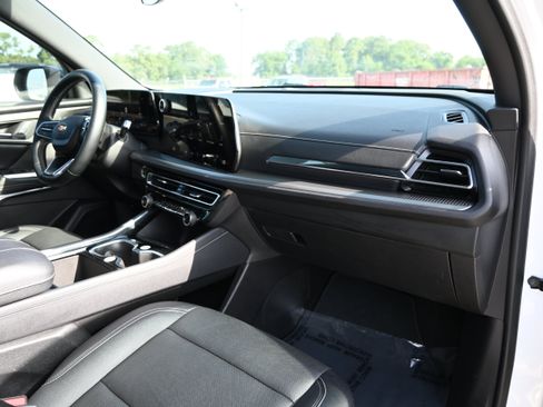 Used 2025 Chevrolet Traverse LT AWD/4WD image 16