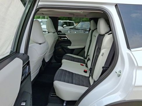 New 2025 Mitsubishi Outlander SE image 7