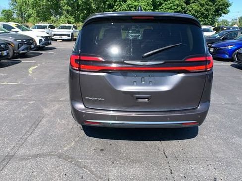 Used 2023 Chrysler Pacifica Touring-L FWD image 4
