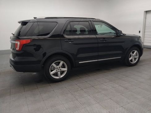 Used 2017 Ford Explorer XLT image 10