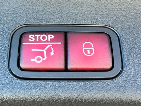 Certified 2025 Mercedes-Benz GLB 250 4MATIC image 23