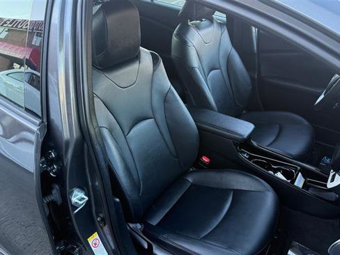 Used 2017 Toyota Prius Prime Premium image 9