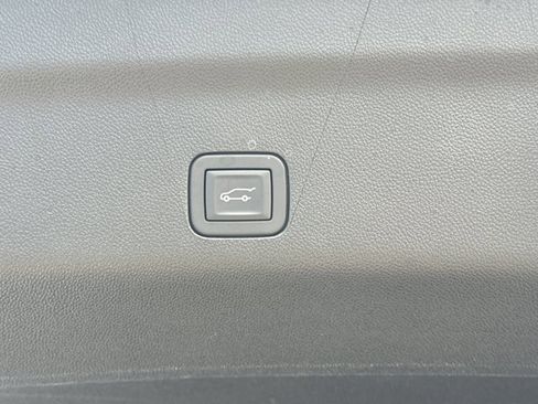 Used 2025 Chevrolet Suburban High Country image 14