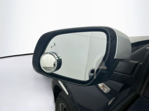 Used 2023 Hyundai Venue Limited FWD image 16