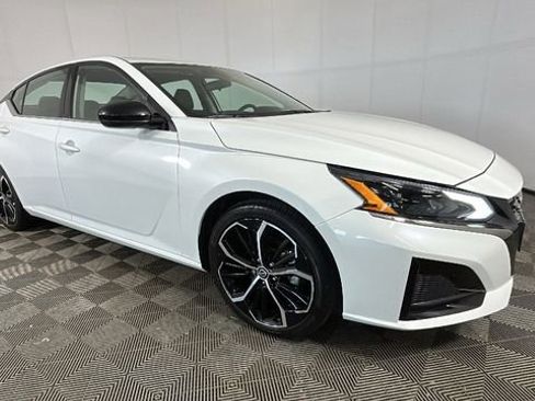 Used 2024 Nissan Altima 2.5 SR FWD image 2