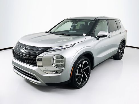 Used 2024 Mitsubishi Outlander SE image 3