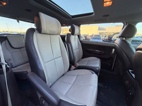 Used 2016 Kia Sedona SX Limited image 18
