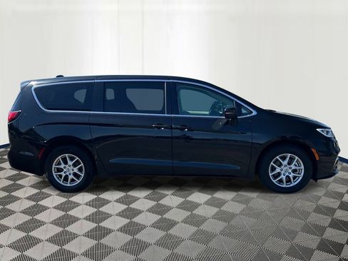 Used 2023 Chrysler Pacifica Touring-L FWD image 6