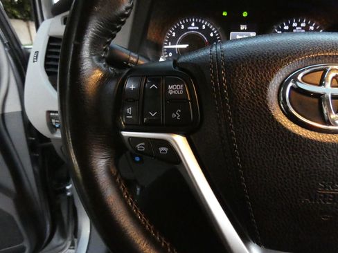 Used 2015 Toyota Sienna XLE image 62