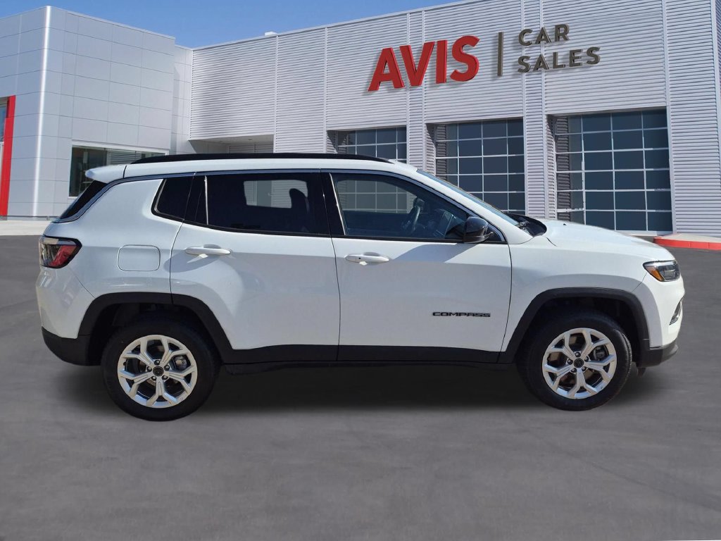 Used 2025 Jeep Compass Latitude w/ Sun & Sound Group AWD/4WD image 4