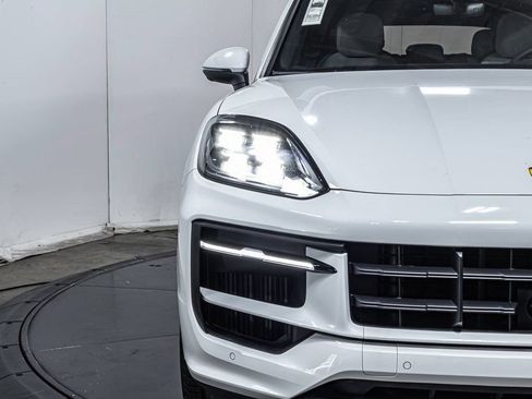 Certified 2025 Porsche Cayenne AWD/4WD image 12