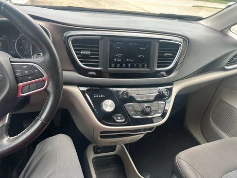 Used 2020 Chrysler Voyager LX w/ Cold Weather Group FWD image 17