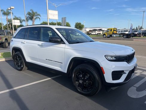 Used 2024 Jeep Grand Cherokee Altitude RWD image 11