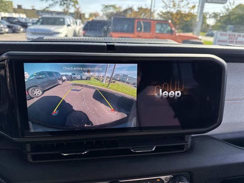 Used 2024 Jeep Wrangler Unlimited image 10