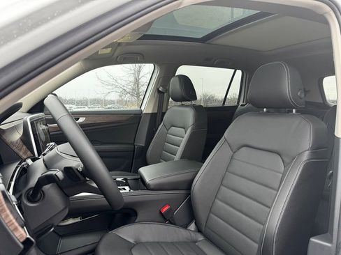 Used 2025 Volkswagen Atlas SEL AWD/4WD image 2