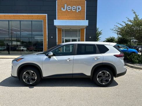 Used 2025 Nissan Rogue SV AWD/4WD image 10