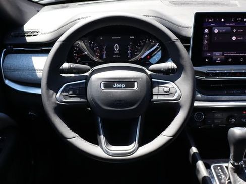 Used 2023 Jeep Compass Latitude AWD/4WD image 16