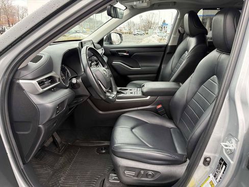 Used 2022 Toyota Highlander XLE image 11