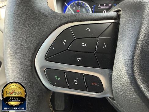 Used 2023 Chrysler Voyager LX image 10