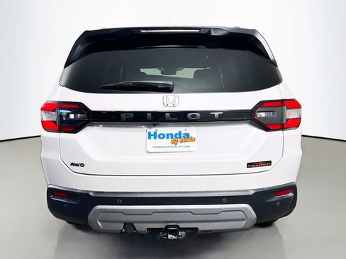 Used 2025 Honda Pilot TrailSport image 8