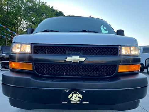 Used 2019 Chevrolet Express 2500 image 2