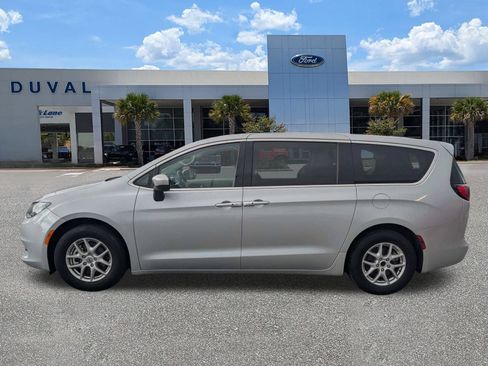 Used 2023 Chrysler Voyager LX FWD image 7