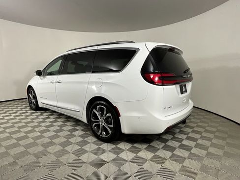 Used 2022 Chrysler Pacifica Pinnacle image 3