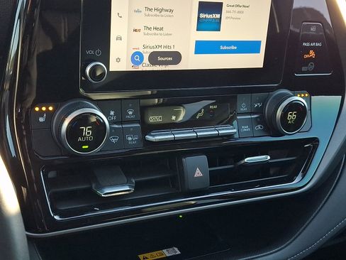 Used 2023 Toyota Highlander XLE image 16