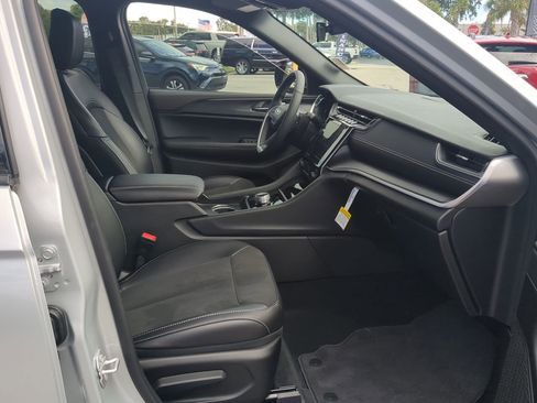 Used 2025 Jeep Grand Cherokee Altitude image 28