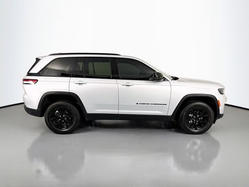 Used 2024 Jeep Grand Cherokee Altitude AWD/4WD image 4