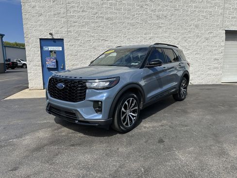 Certified 2025 Ford Explorer ST-Line AWD/4WD image 2