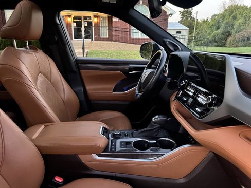 Used 2021 Toyota Highlander Platinum image 32