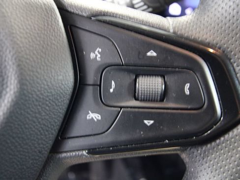 Used 2025 Chevrolet Trax LT FWD image 19