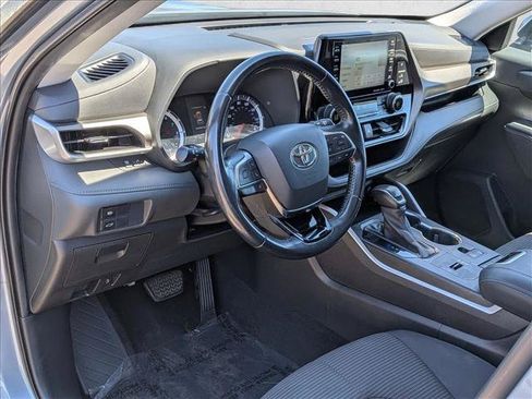 Used 2021 Toyota Highlander LE FWD image 10