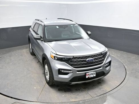 Used 2024 Ford Explorer XLT w/ Equipment Group 202A AWD/4WD image 38