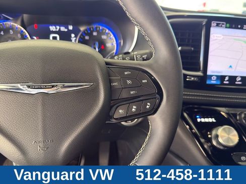 Used 2025 Chrysler Pacifica Limited FWD image 19