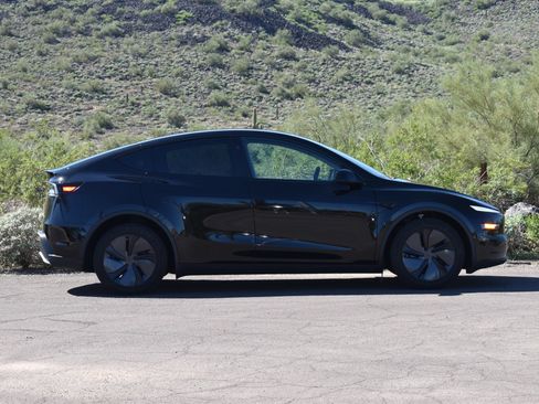 Used 2026 Tesla Model Y AWD image 8