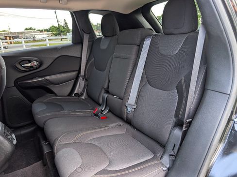 Used 2017 Jeep Cherokee Latitude w/ Cold Weather Group AWD/4WD image 17
