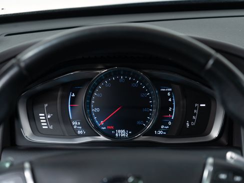 Used 2015 Volvo XC60 T6 w/ Proximity Package FWD image 18