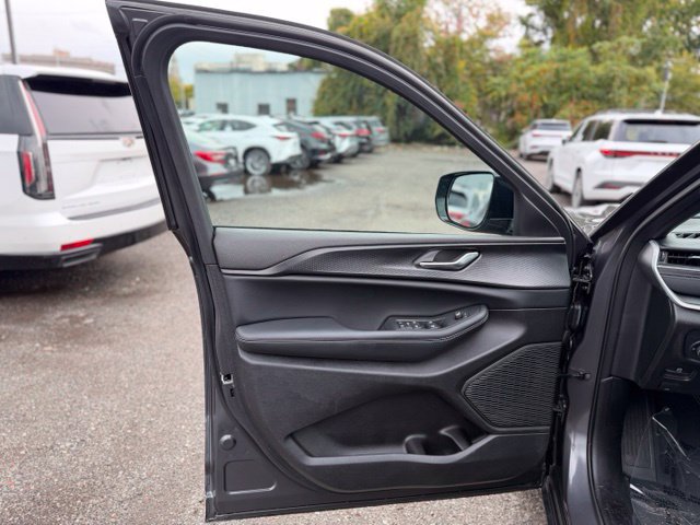 Used 2025 Jeep Grand Cherokee 4WD image 14