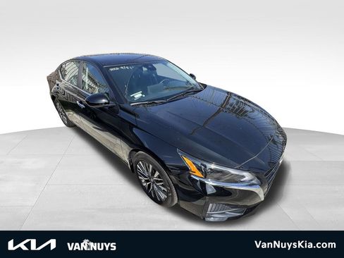 Used 2025 Nissan Altima 2.5 SV w/ SV Premium Package FWD image 1