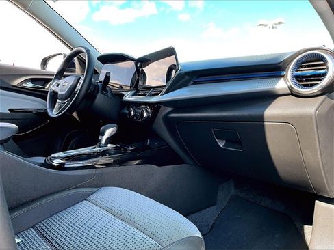 Used 2025 Chevrolet Trax LT w/ LT Convenience Package image 14