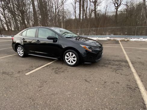 Used 2024 Toyota Corolla LE image 2