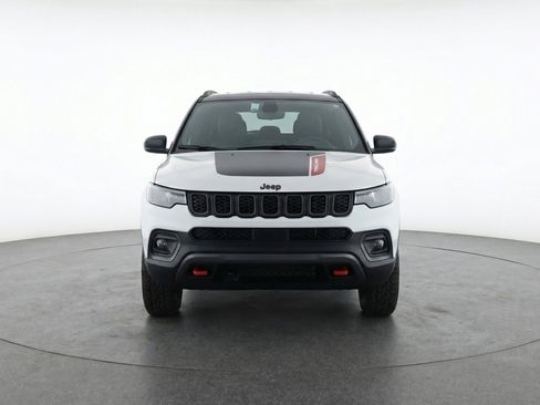 Used 2025 Jeep Compass Trailhawk image 2